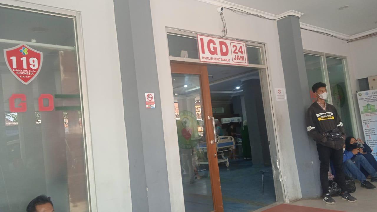 Kedua tersangka pedagang kaki lima (PKL) dan preman pasar Ciawitali Garut, Jawa Barat akhirnya dibawa ke IGD RSUD dr. Slamet, setelah keduanya mengalami luka berat akibat duel berdarah tersebut.