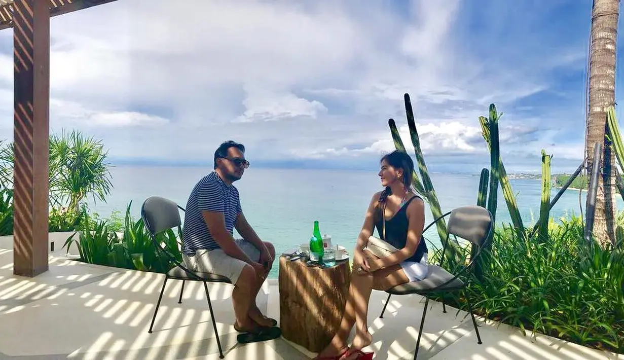 Hal yang sama juga disampaikan oleh musisi Bebi Romeo. Dengan mengunggah foto yang sama. Tiga foto dibagikan oleh pemeran dalam film Coboy Junior The Movie itu. (Instagram/meisya__siregar)