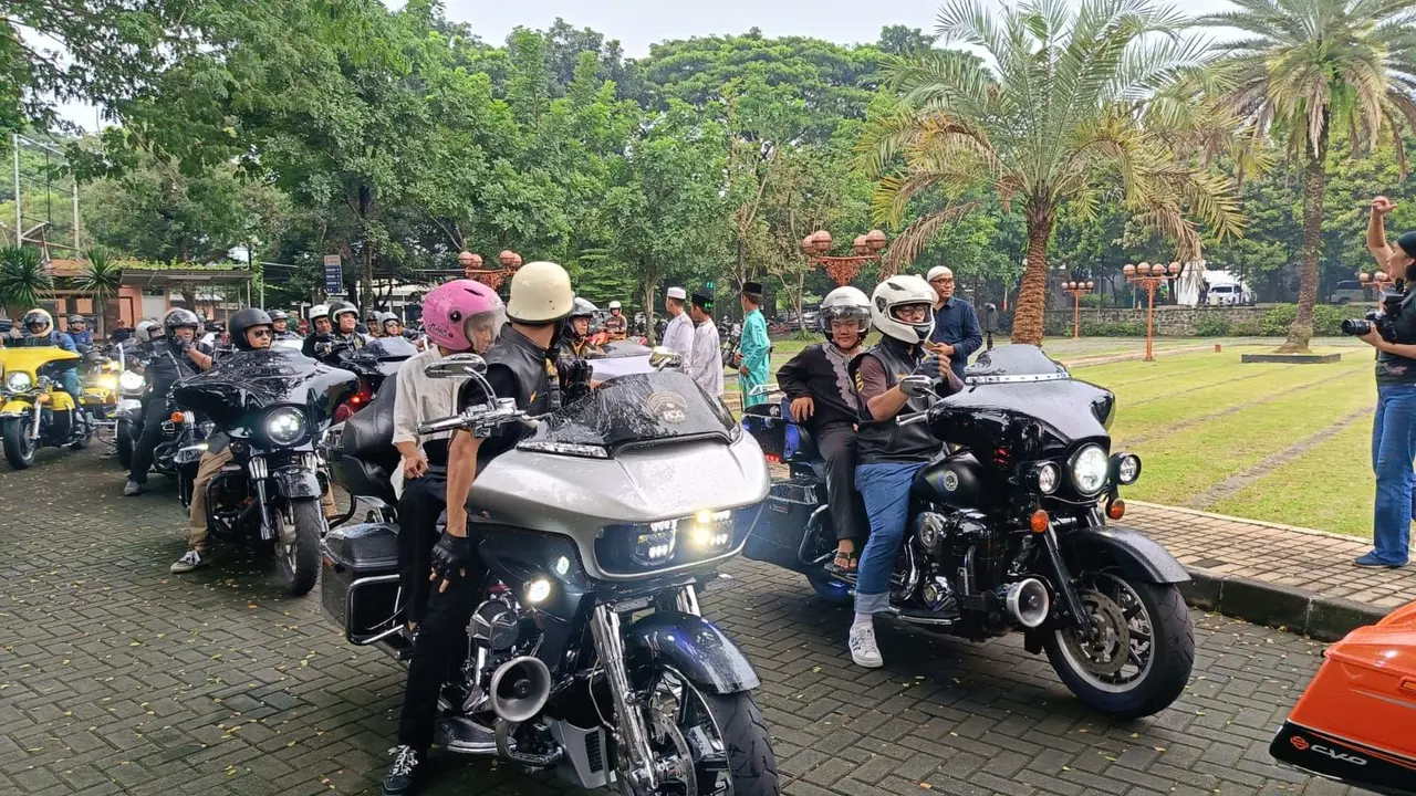 Komunitas B'Brothers berbagi kepada anak yatim piatu.