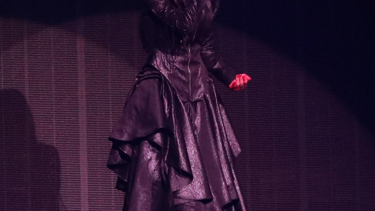 Taeyeon terlihat anggun dengan pakaian berwarna hitam, senada dengan rambut panjangnya yang terurai lurus.