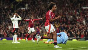 Didatangkan dari Bologna, Joshua Zikrkzee langsung mencetak gol dalam laga debutnya saat mencetak gol tunggal kemenangan Manchester United 1-0 pada menit ke-87 atas tim tamu Fulham pada laga pekan pertama Premier League 2024/2025 di Old Trafford Stadium, Manchester (16/8/2024). (PA via AP Photo/Martin Rickett)