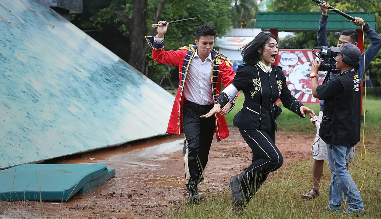 Untuk sampai di benteng Takeshi dan bertemu raja bukan hal yang mudah. Namun jangan salah, pejuang yang dinilai paling gigih akan memperoleh hadiah Rp 2.000.000 dan yang berhasil mengalahkan raja mendapatkan Rp 100.000.000. (Bambang E. Ros/Bintang.com)