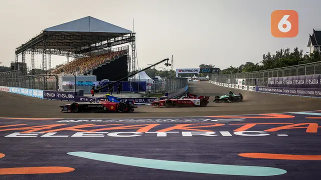 Foto: Manuver Para Pebalap Formula E saat Jajal Jakarta Intenational E-Prix Circuit pada Sesi Latihan Bebas