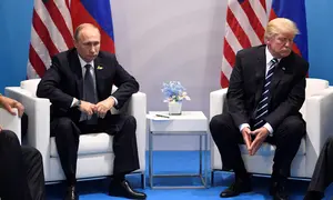 Ekspresi Presiden AS, Donald Trump dan Presiden Rusia Vladimir Putin saat bertemu di KTT G20, di Hamburg, Jerman (7/7). Pertemuan kedua pemimpin negara adidaya ini menjadi sorotan dunia. (AFP Photo/Soul Loeb)