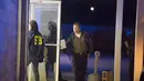 Anggota FBI tampak memasuki bangunan dekat bioskop tempat terjadinya penembakan di Lafayette, Louisiana, AS, Kamis (23/7/ 2015).  Diduga pria 58 tahun ini melepaskan tembakan yang menewaskan dua orang dan melukai tujuh orang lainnya. (REUTERS/Lee Celano)