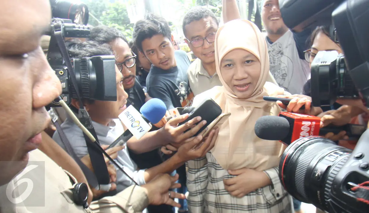 Ketua MKMK Sukma Violetta saat akan memasuki Gedung KPK, Jakarta, Senin (13/2). Sukma bersama anggota Majelis Kehormatan MK lainnya kembali mendatangi KPK untuk melakukan pemeriksaan lanjutan kepada Patrialis Akbar. (Liputan6.com/Helmi Afandi)