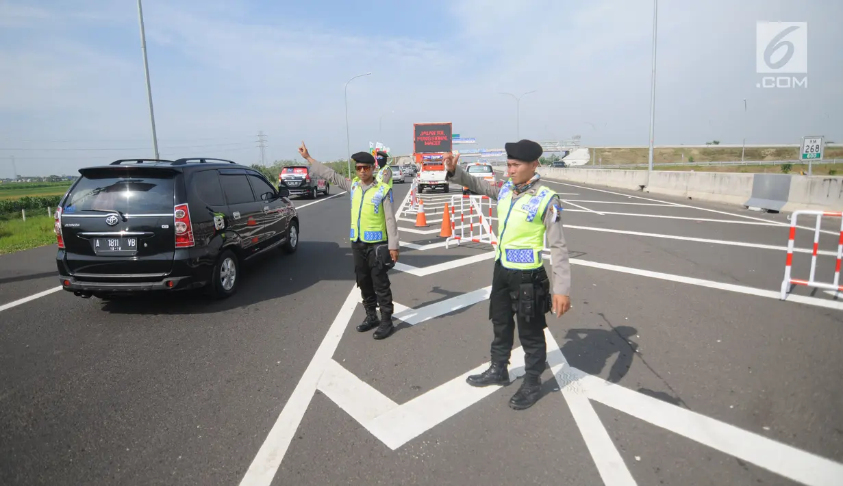 Kendaraan mengantre memasuki jalur fungsional tol Brebes-Batang, Jawa tengah, Rabu (21/6). Penutupan disebabkan menumpuknya kendaraan menuju jalur fungsional tol Brebes-Batang sehingga dialihkan lewat tol Brebes Timur. (Liputan6.com/Gempur M Surya)