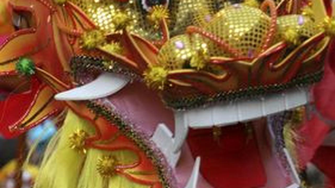 Mari kita sambut Tahun Naga Kayu dengan optimisme dan semangat untuk meraih keberuntungan dan kesuksesan. Seperti yang diungkapkan oleh pengarang terkenal, "Di balik setiap awan hitam, ada sinar matahari yang bersinar."