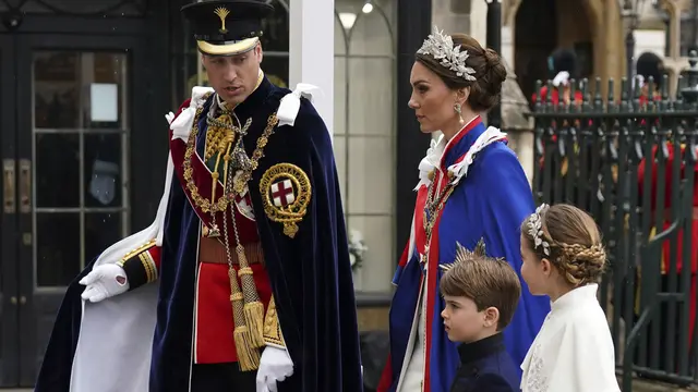 Pangeran William, Kate Middleton, Pangeran Louis, dan Putri Charlote di penobatan Raja Charles III. (Andrew Milligan/Pool via AP)