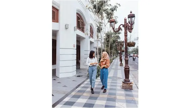 Trotoar yang sudah dipercantik dengan keramik itu makin membuat pejalan kaki terasa nyaman.