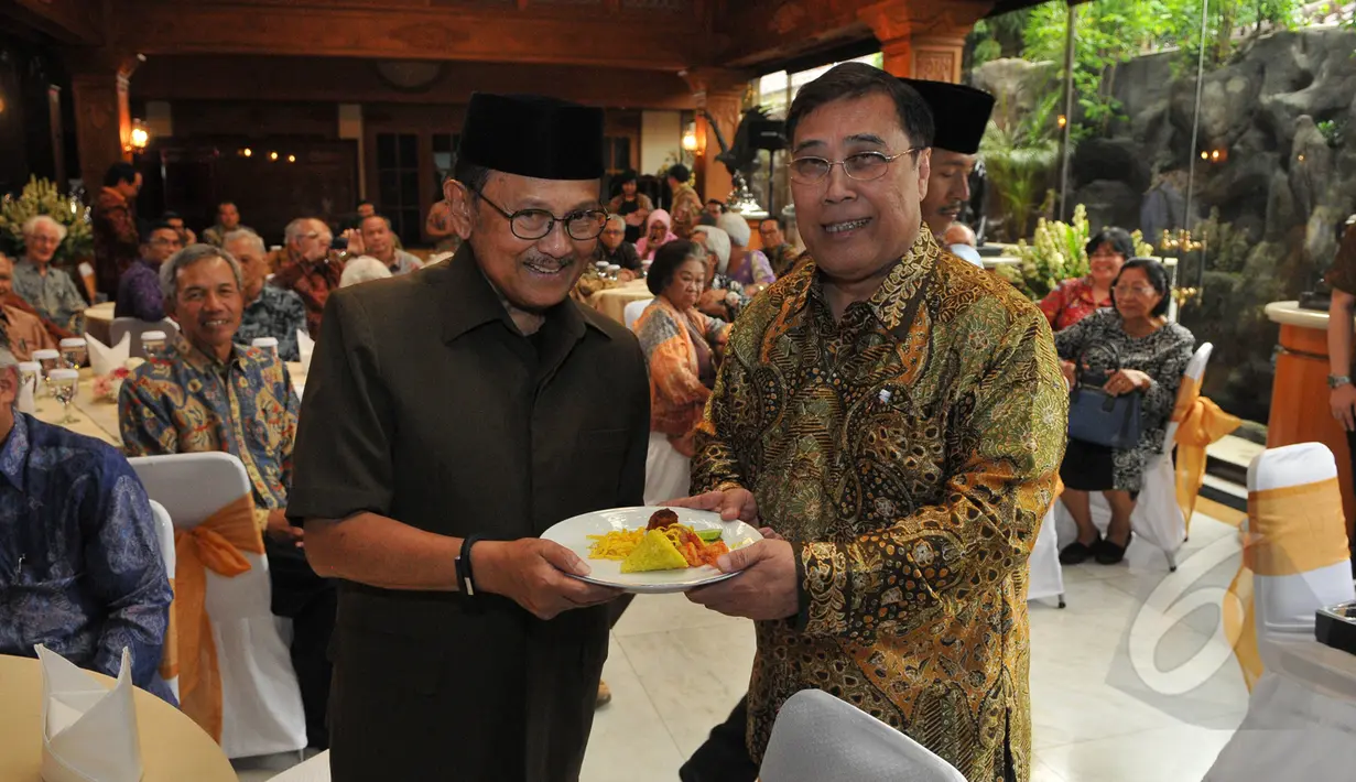 Presiden ke-3 RI, BJ Habibie bersama Ketua  Akademi Ilmu Pengetahuan Indonesia (AIPI) Sangkot Marzuki di acara yang bertajuk “Mengawal perwujudan amanat UUD 1945, mencerdaskan kehidupan bangsa”, Jakarta, Minggu (24/5/2015). (Liputan6.com/Herman Zakharia)