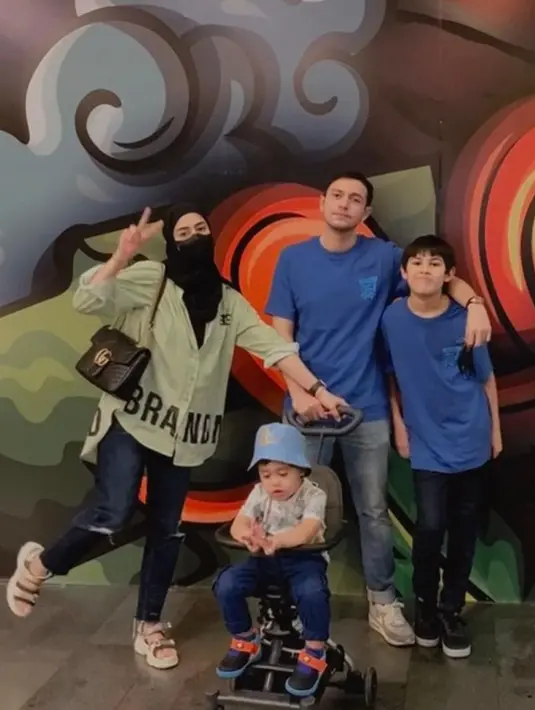 <p>Rifky Balweel dan istri (Instagram/bibyalraen13)</p>