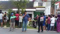 Suasana menjelang evakuasi jenasah Sukarjo-Sutari yang sudah membusuk dari dalam rumah. (foto: Liputan6.com/edhie prayitno ige)