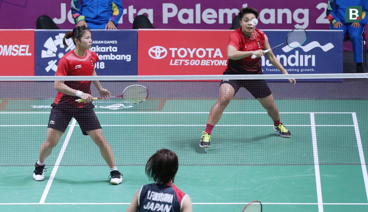 Ganda putri Indonesia, Greysia Polii/Apriyani Rahayu saat melawan pemain Jepang, Yuki Fukushima/Sayaka Hirota pada semifinal Bulutangkis Beregu Putri Asian Games 2018 di Jakarta, Selasa (21/8). (Liputan6.com/Helmi Fithriansyah)