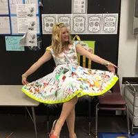 Jika guru selalu menjaga pakaian mereka untuk tetap rapih dan bersih, guru SD asal Oklahoma yang satu ini tidak demikian. (Via: boredpanda.com)