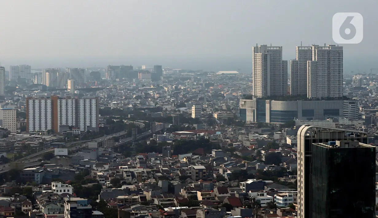 Dalam dua pekan terakhir, Jakarta telah beberapa kali menduduki peringkat pertama sebagai kota dengan polusi udara terburuk di dunia berdasarkan data IQAir. (Liputan6.com/Johan Tallo)