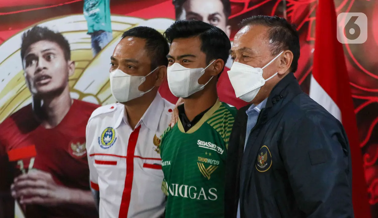 Ketua Umum PSSI Mochamad Iriawan bersama pesepakbola Pratama Arhan (kanan) dan CEO PSIS Yoyok Sukawi seusai konferensi pers jelang keberangkatan menuju Jepang di kantor PSSI, Jakarta, Jumat (4/3/2022). Pratama Arhan resmi bergabung ke klub bola Jepang, Tokyo Verdy (Liputan6.com/Herman Zakharia)