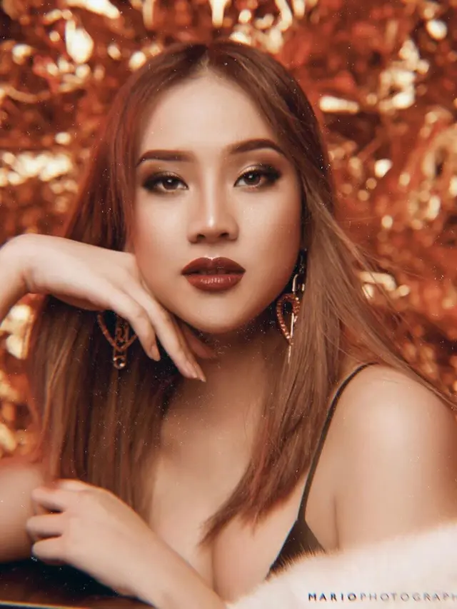Biasa Tampil Natural, Ini 6 Potret Anya Geraldine dengan Makeup Tebal