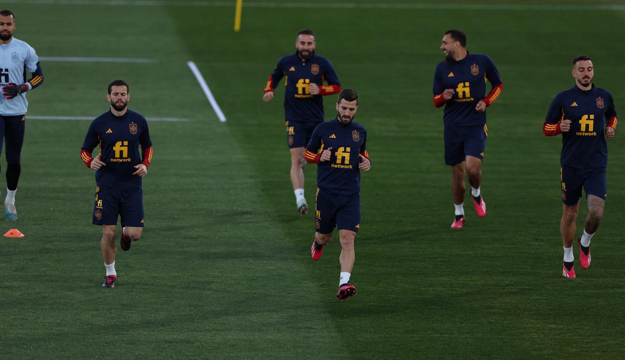 (Dari kiri) Pemain Spanyol Robert Sanchez, Nacho Fernandez, Dani Carvajal, Jose Gaya, Borja Iglesias dan Joselu Mato menghadiri sesi latihan tim nasional (timnas) Spanyol menjelang pertandingan kualifikasi Euro 2024 melawan Norwegia dan Skotlandia, di fasilitas latihan Ciudad del Futbol di Las Rozas de Madrid, Senin (20/3/2023). (Photo by Pierre-Philippe Marcou / AFP)