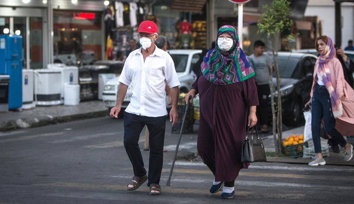 Warga yang mengenakan masker menyeberang jalan di Kota Tonekabon, Iran utara (16/6/2020). Iran pada Rabu (17/6) melaporkan 2.612 kasus baru COVID-19, menambah total kasus terkonfirmasi di negara itu menjadi 195.051, demikian dilaporkan kantor berita resmi IRNA. (Xinhua/Ahmad Halabisaz)