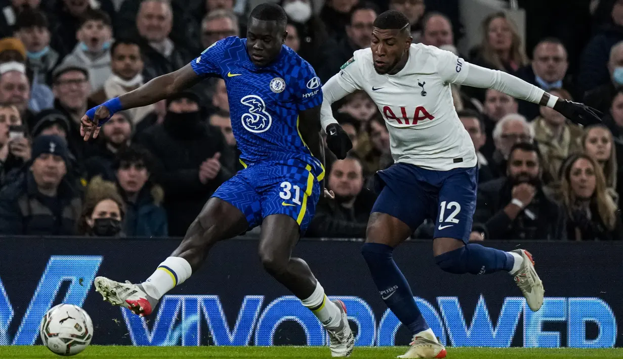 Bek Chelsea, Malang Sarr berusaha mengumpan bola dari kawalan pemain Tottenham, Emerson Royal pada leg kedua semifinal Piala Liga Inggris di Stadion Tottenham Hotspur di London, Kamis (13/1/2022). Chelsea menang tipis atas Tottenham 1-0. (AP Photo/Alastair Grant)