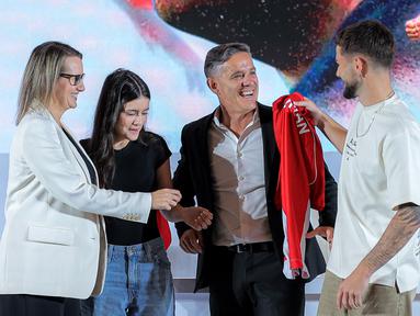 Istri dan anak John Herdman ikut hadir dalam sesi perkenalan pelatih baru Timnas Indonesia di Hotel Mulia Senayan, Jakarta, Selasa pagi (13/1/2026). (Bola.com/Bagaskara Lazuardi)