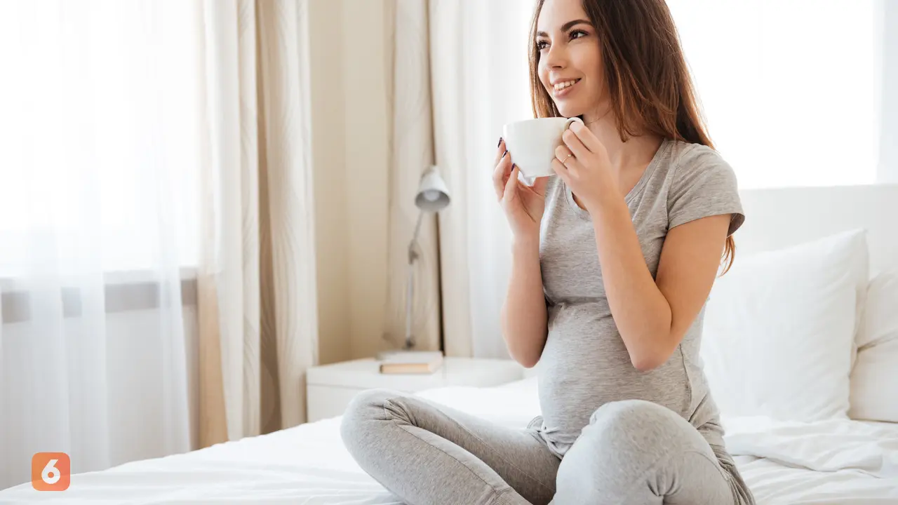 Ilustrasi Ibu Hamil Minum Kopi (iStockphoto)
