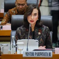 Menteri Pariwisata (Menpar) Widiyanti Putri Wardhana menghadiri rapat kerja Kementerian Pariwisata dengan Komisi VII DPR RI tentang dampak konflik Timur Tengah pada sektor pariwisata Indonesia. (dok. Biro Komunikasi Publik Kemenpar)