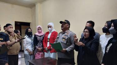 Kapolsek Cikajang, Iptu Sularto, memberikan penjelasan kepada wartawan perkara perundungan siswa SMP di CIkajang dalam rilis kasus di kantornya. (Liputan6.com/Jayadi Supriadin)