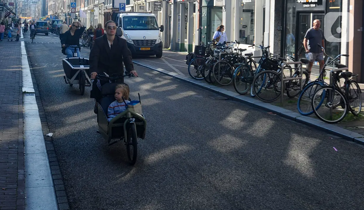 Amsterdam memiliki jaringan jalur sepeda yang luas dan aman, dengan lebih dari 800 km jalur khusus sepeda. Jalur ini terpisah dari jalur mobil dan trotoar, sehingga pesepeda dapat bersepeda dengan nyaman dan aman. (merdeka.com/Arie Basuki)