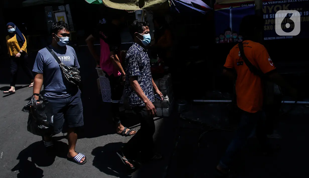 Suasana Pasar Tanah Abang, Jakarta, Selasa (27/7/2021). Pasar Tanah Abang yang kembali dibuka mulai Senin (26/7) mewajibkan pengunjung serta pedagang menunjukkan sertifikat vaksinasi COVID-19 untuk masuk ke pasar. (Liputan6.com/Johan Tallo)