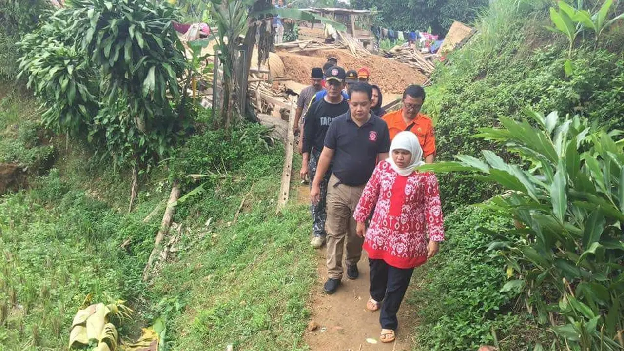 Anggota DPR RI Diah Pitaloka kunjungi lokasi longsor dan banjir di Kabupaten Pangandaran (Istimewa)