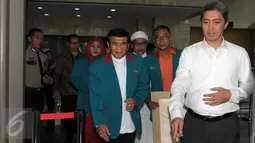 Ketua Umum Partai Idaman, Rhoma Irama bersama rombongan usai mendatangi Gedung KPK, Jakarta, Kamis (3/3). Kedatangan Sang Raja Dangdut tersebut bertujuan untuk mendukung KPK dalam memberantas korupsi di Indoneisa. (Liputan6.com/Helmi Afandi)