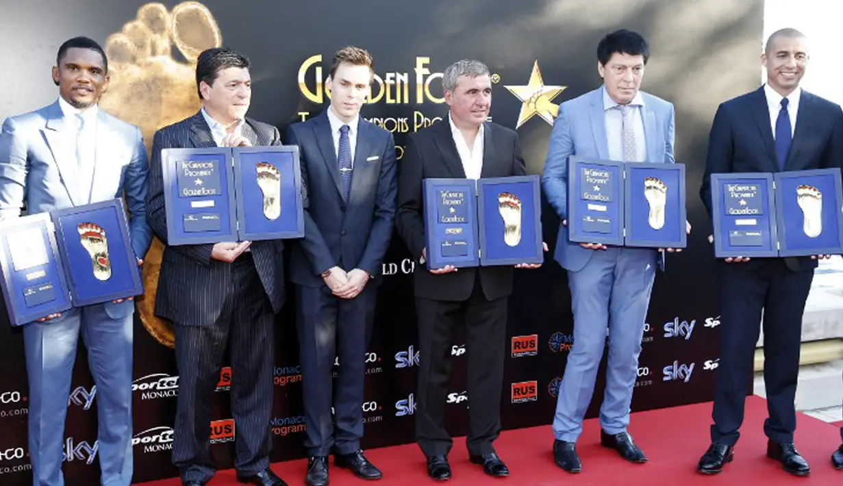 Lima pesepakbola peraih penghargaan Golden Foot 2015 berpose bersama, Monaco, Senin (21/9/2015). Golden Foot 2015 diraih lima orang yaitu Rinat Dasaev, Daniel Passarella, Gheorghe Hagi,  Trezeguet dan Eto'o. (AFP Photo/Valery Hache)