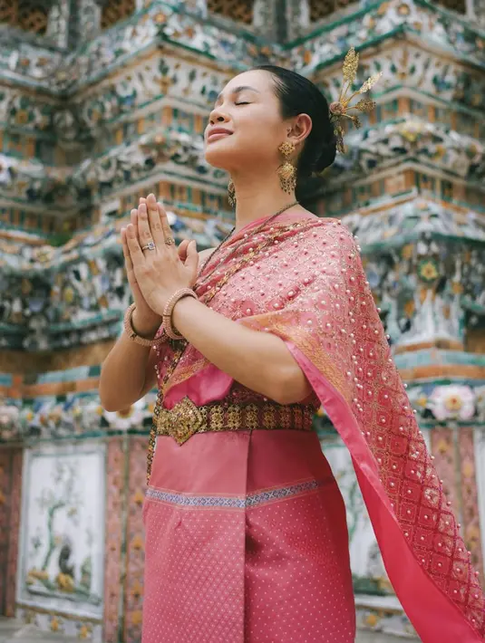 Andien tampil memikat dalam balutan busana Thailand. Nuansa pink membuat tampilannya terlihat fresh. [Foto: Instagram/ andien]