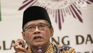 Ketum PP Muhammadiyah H. Haedar Nashir memberi keterangan di kantor PBNU, Jakarta, Jumat (23/3). Pertemuan membahas implementasi Islam yang damai dan toleran menuju Indonesia berkeadilan dalam menyongsong tahun politik. (Liputan6.com/Herman Zakharia)