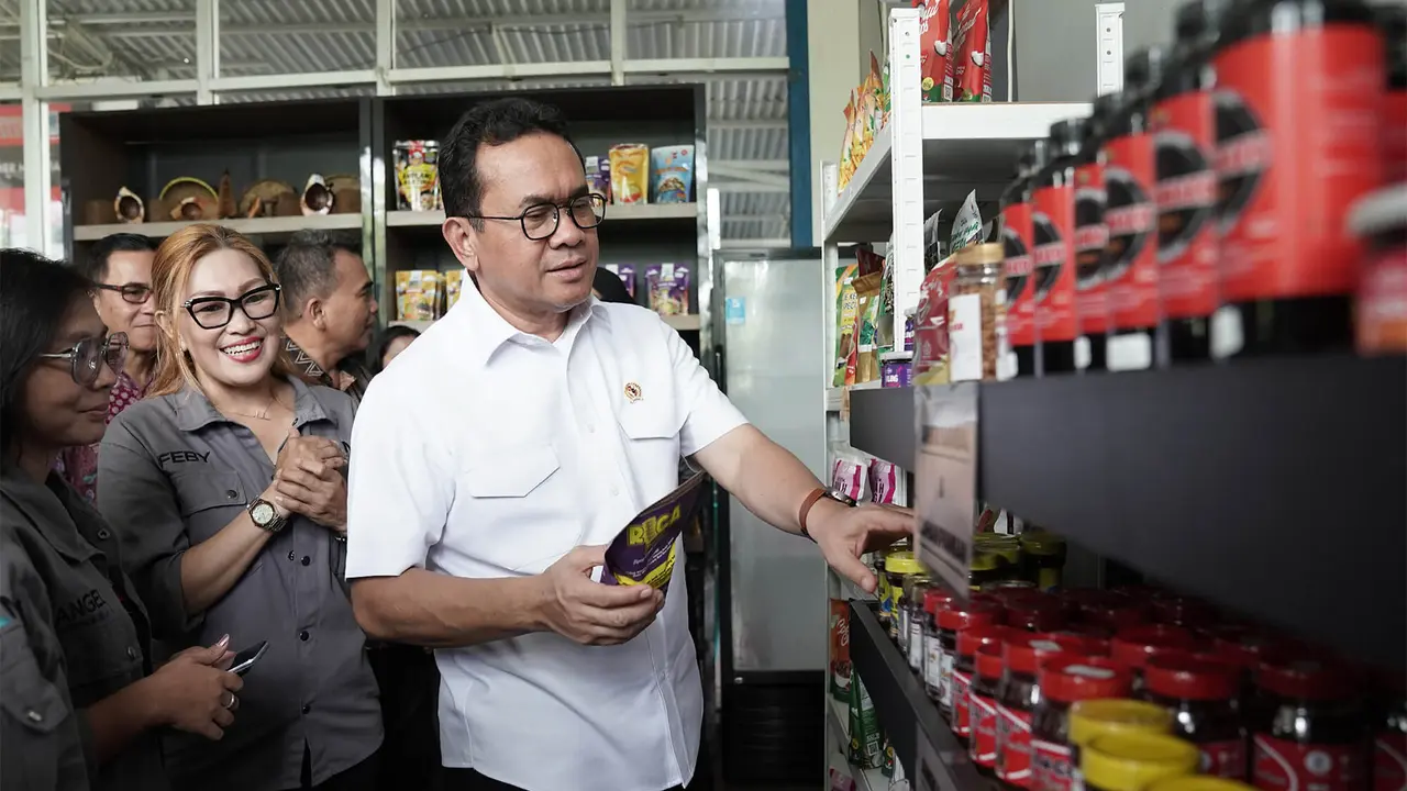 Mendag Budi Santoso Ajak Perkuat Daya Saing UMKM saat Kunjungan di Gerai Oleh-oleh Khas Manado