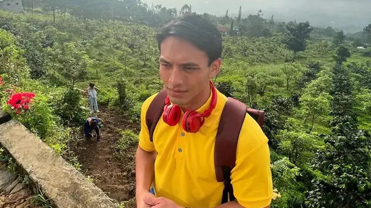 Tampil Unik dan Nyentrik, 6 Potret Ganteng dan Gagah Jefri Nichol di Film 'Aku Jati, Aku Asperger