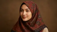 7 Cara Memadukan Hijab Bermotif Tanpa Terlihat Ramai
