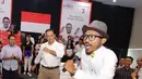 "Bahagia itu sederhana. Bahagia itu bersama-sama. Selama saya berkeliling Jakarta, selalu ada kesempatan berbahagia bersama warga, dari anak muda sampai yang lanjut usia," tulis Anies yang ikut meniru joged komedian stand up. (dok. Instagram)