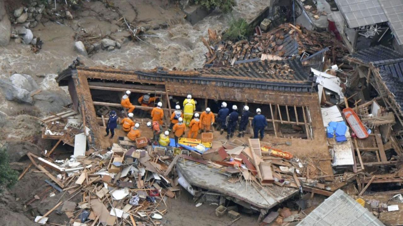 Dalam foto yang diambil dari helikopter menunjukkan lokasi tanah longsor setelah hujan lebat di Karatsu, Prefektur Saga, Jepang pada (10/7/2023). Musibah tanah longsor telah merusak rumah-rumah penduduk di wilayah tersebut.