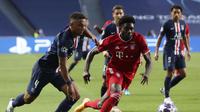 Bek Bayern Munchen, Alphonso Davies (kanan), berusaha menghindar dari kejaran pemain PSG, Thilo Kehrer (kiri) pada final Liga Champions 2019/2020, Senin (24/8/2020) dini hari WIB. (Miguel A. Lopes/Pool via AP)