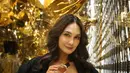 Intip penampilan menawal Luna Maya di pembukaan YSL Winter Fantasy 2024. Ia hadir dengan busana berwarna hitam yang anggun. / Foto: Adrian - Fimela.com.