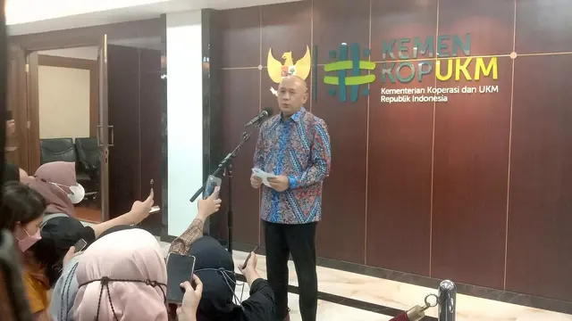 Menteri Koperasi dan Usaha Kecil Menengah (Menkop UKM) Teten Masduki dalam konferensi pers Dampak Impor Pakaian Bekas Ilegal Terhadap UKM, di kantor Kementerian Koperasi dan UKM, Jakarta Selatan, Senin (27/3/2023).