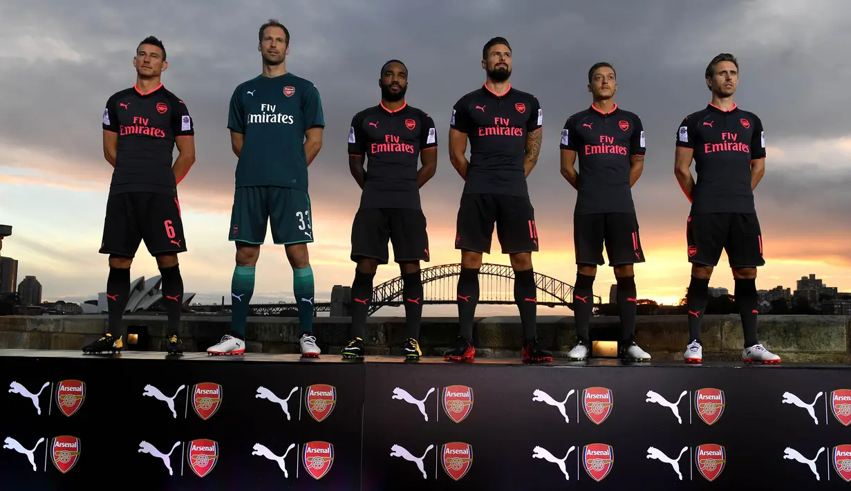 Para pemain Arsenal menjalani sesi pemotretan menggunakan jersey ketiga di Pelabuhan Denison, Sydney, Rabu (12/7/2017). Arsenal melakukan tur pramusim ke Australia dengan melawan Sydney FC dan Sydney Wanderers. (EPA/Paul Miller)