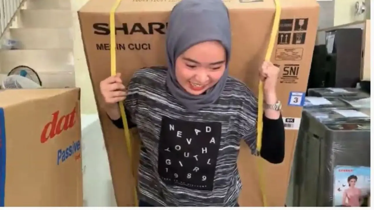 Viral Wanita Perkasa Bekerja 12 Jam, Panggul Kasur Hingga Kulkas Tepi Tetap Ceria