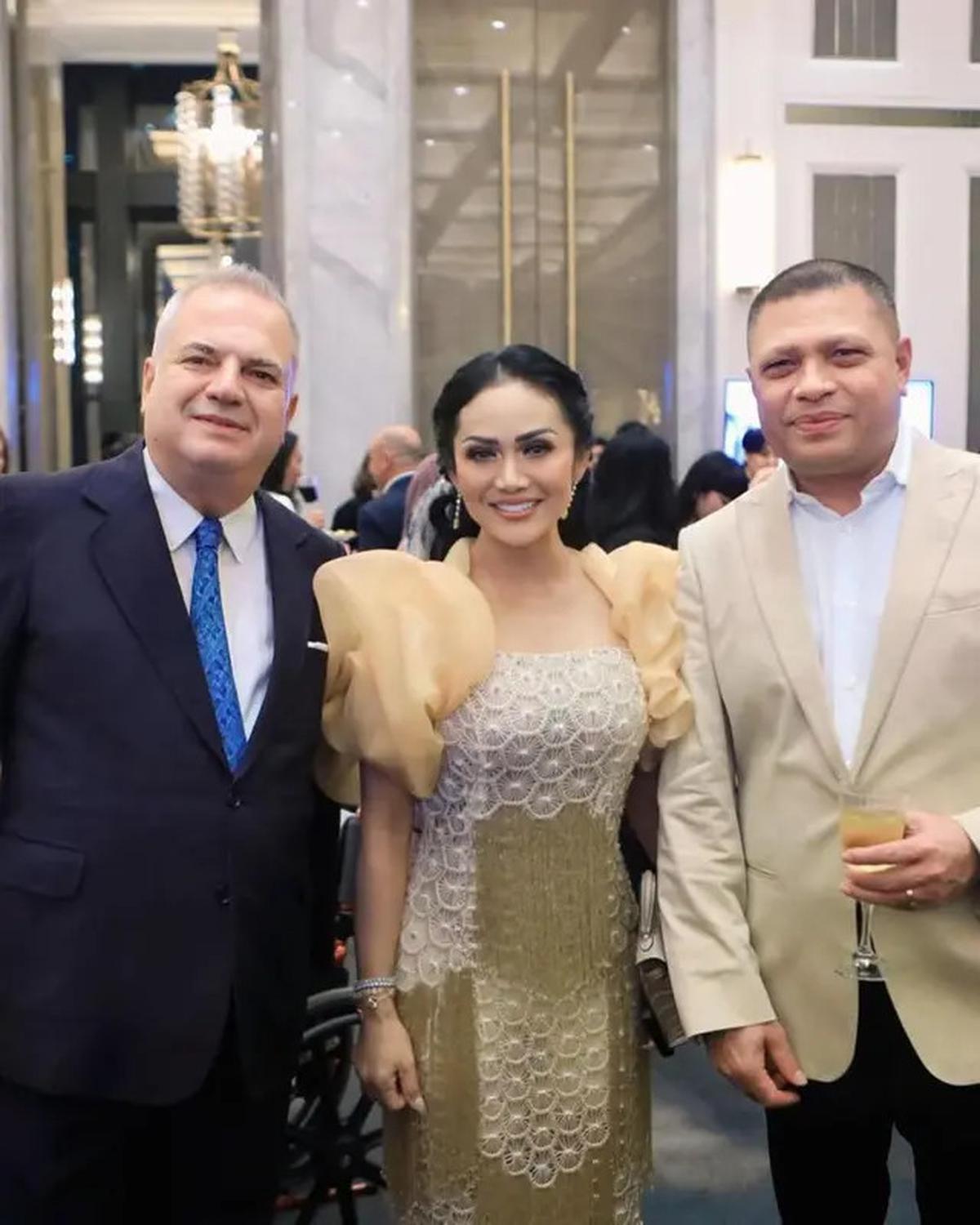 Model Rambut Kris Dayanti saat Menemani Sang Suami pada Acara Formal