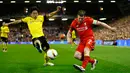 Gelandang Liverpool, James Milner berusaha mengumpan bola dari kawalan gelandang Dortmund, Shinji Kagawa di leg kedua Liga Europa di stadion Anfield, Inggris, (15/4). Liverpool menang dramatis atas Dortmund dengan skor 4-3. (Reuters/Darren Staples)