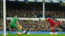 Pertandingan ini menjadi krusial bagi kedua tim, Everton dan Liverpool. Keduanya sama-sama membutuhkan kemenangan dari laga ini. (AP Photo/Jon Super)