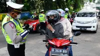 Polantas Polres Depok memeriksa surat tanda nomor kendaraan (STNK) saat Operasi Gabungan Tertib Administrasi Kendaraan Bermotor (KBM) Kendaraan Tidak Mendaftar Ulang (KTMDU) 2022 di Jembatan Panus, Depok, Kamis (9/6/2022). Ratusan kendaraan bermotor yang belum membayar pajak atau kendaraan tidak melakukan daftar ulang (KTMDU) terjaring dalam razia yang dilakukan Sistem Administrasi Manunggal Satu Atap (Samsat) Depok ini. (merdeka.com/Arie Basuki)